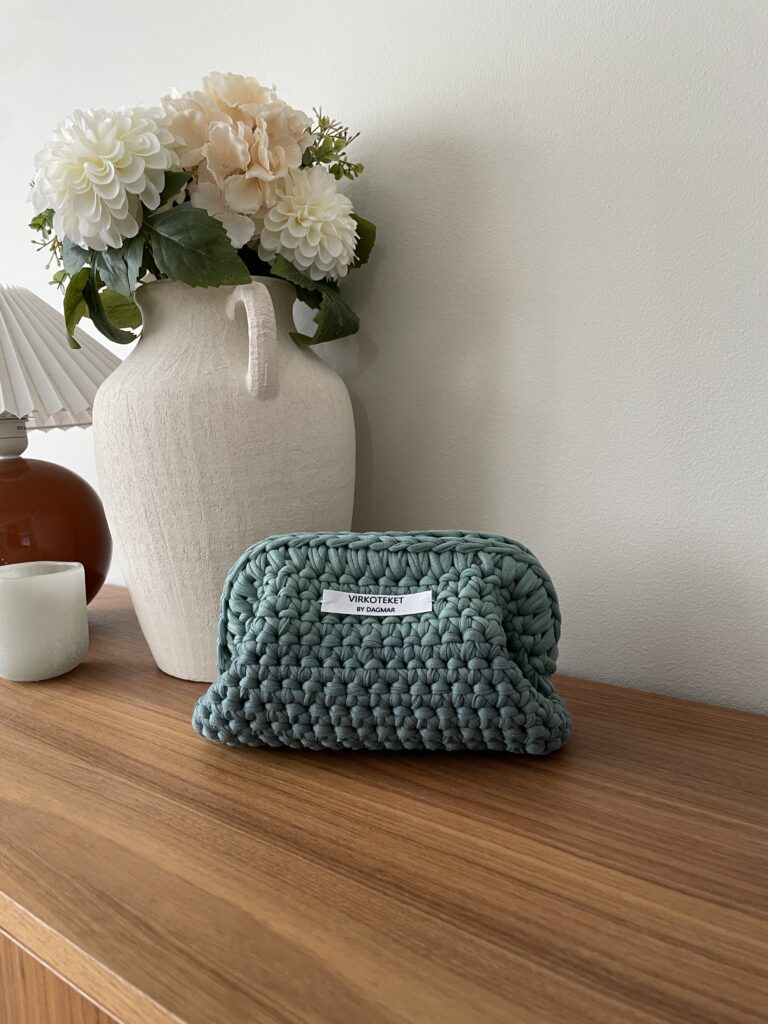 Grön virkad clutch