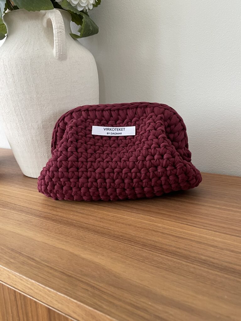 Röd burgundy virkad clutch