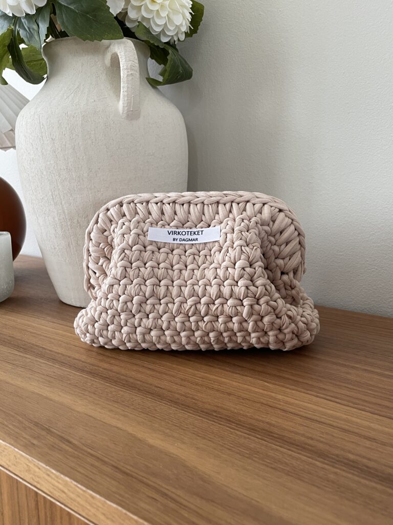 Beige virkad clutch